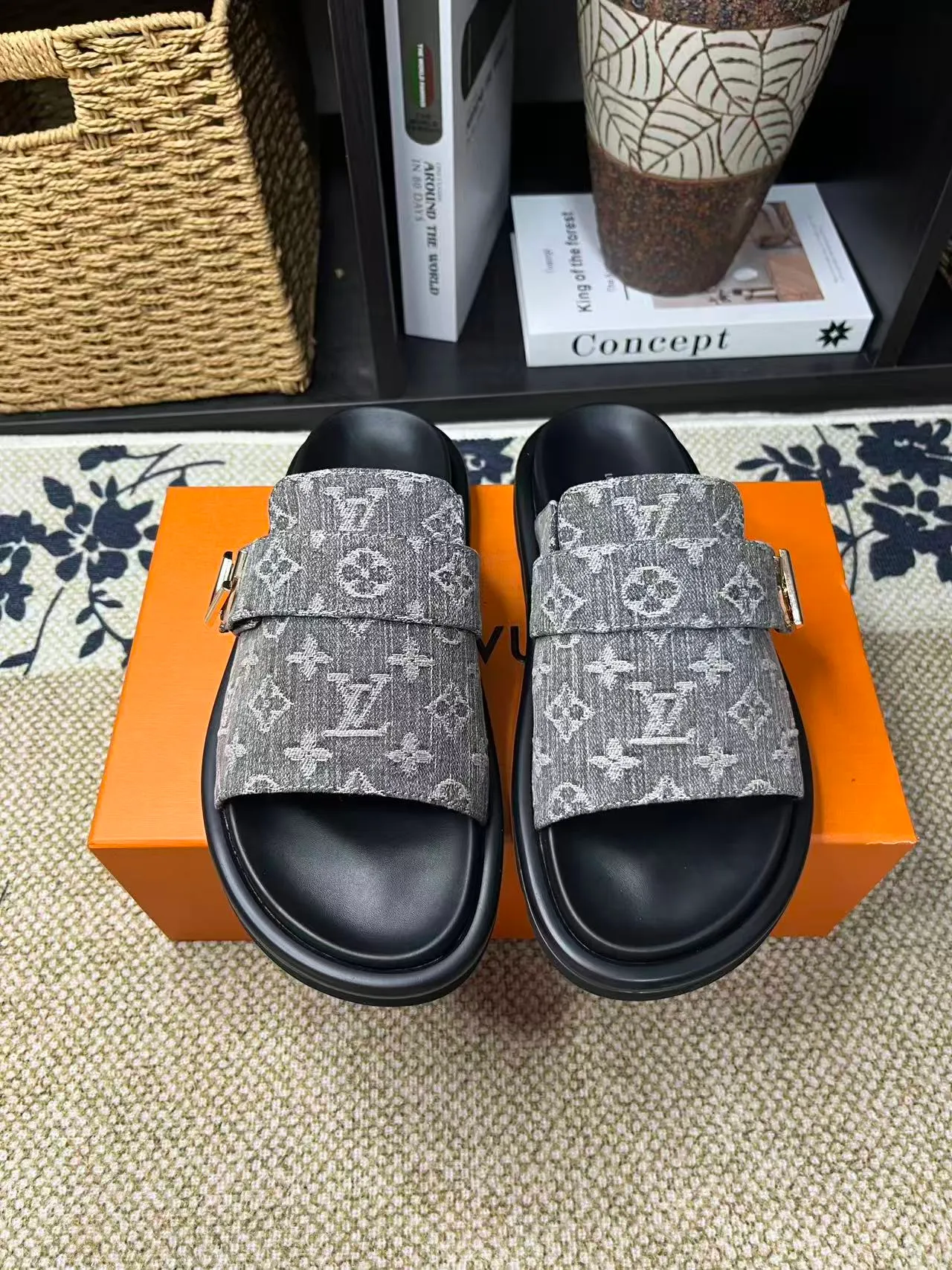 P340 [New Style] [LOUIS VUITTON] Louis Vuitton, LV printing, men's and women's slippers are now on the market, packed in drawer boxes with cloth bags and cards, the upper pattern looks very soft and waxy, and is a super versatile leg slimming tool. Fabric: imported denim/canvas/old fabric, LV hardware LOGO, official website pattern printing, comfortable to wear, feet: high-elastic PU water table. Sole: foam sole, heel height: about 5cm. Code number: 35-46, 35, 45, 46 are custom-made and non-returnable. Color: multiple colors and styles available.